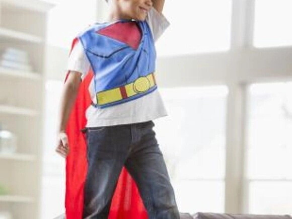 niño con traje de super heroe