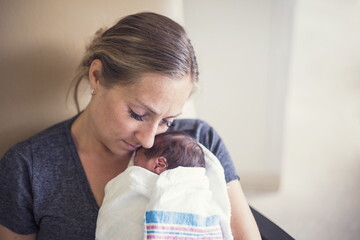 Madre con su bebe prematuro en manos