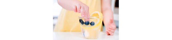 Agua con limón para controlar las náuseas 